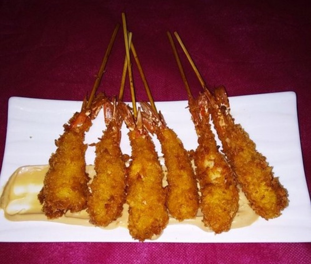 Crujiente de gambas en brocheta con coco