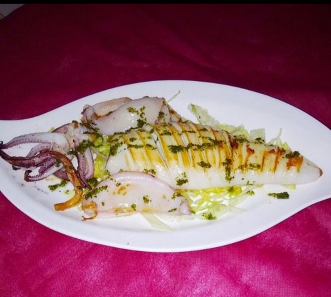 Sepia a la plancha con ensalada y limón