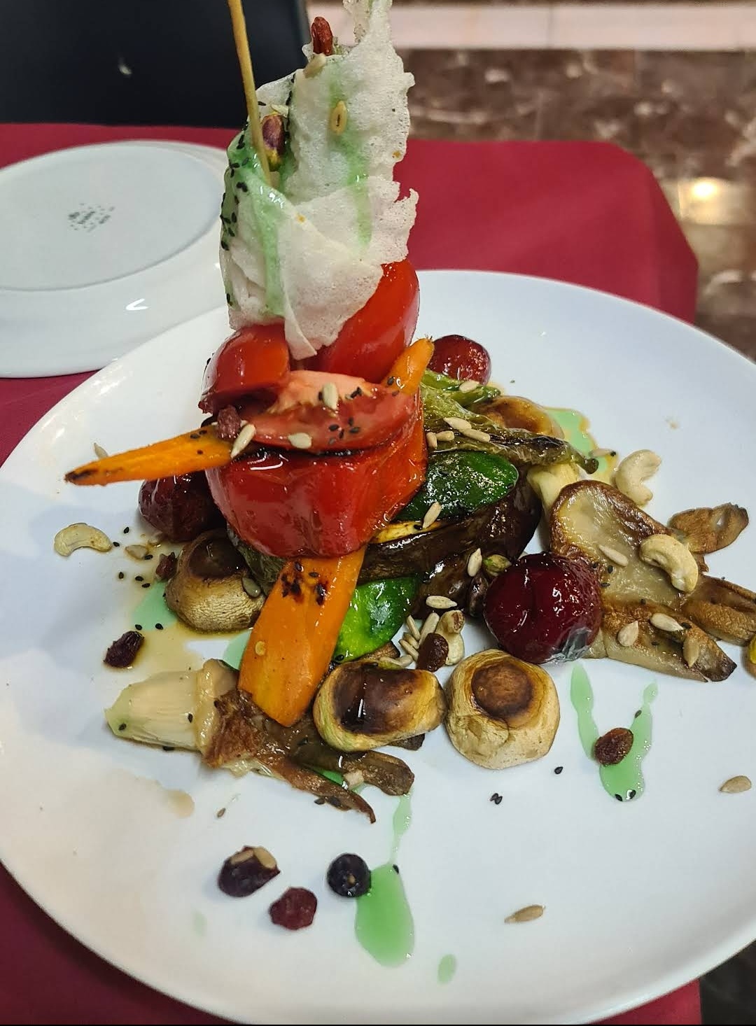 Verduras asadas de temporada con espuma de queso