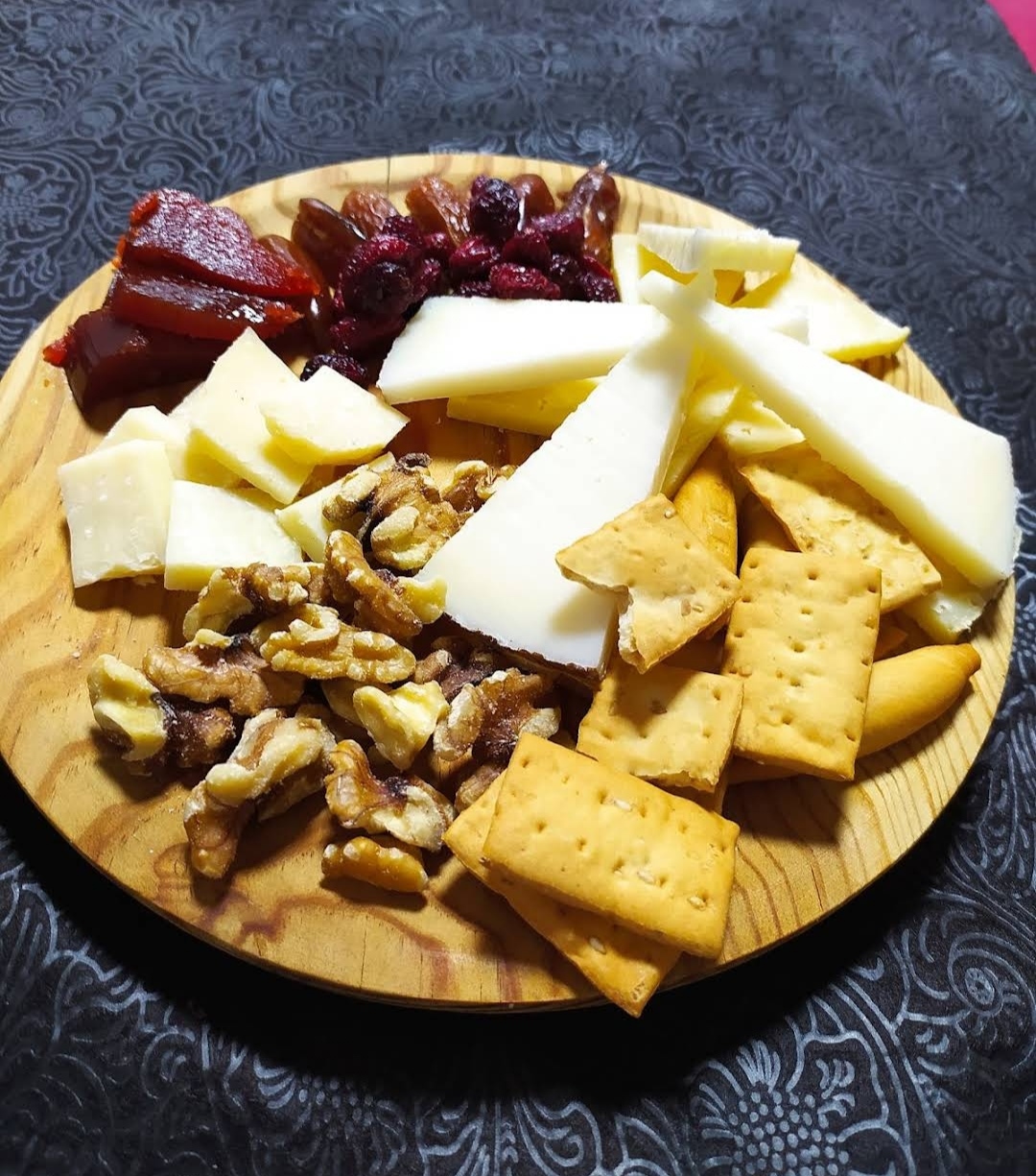 Tabla de quesos artesanales con nueces y mermelada