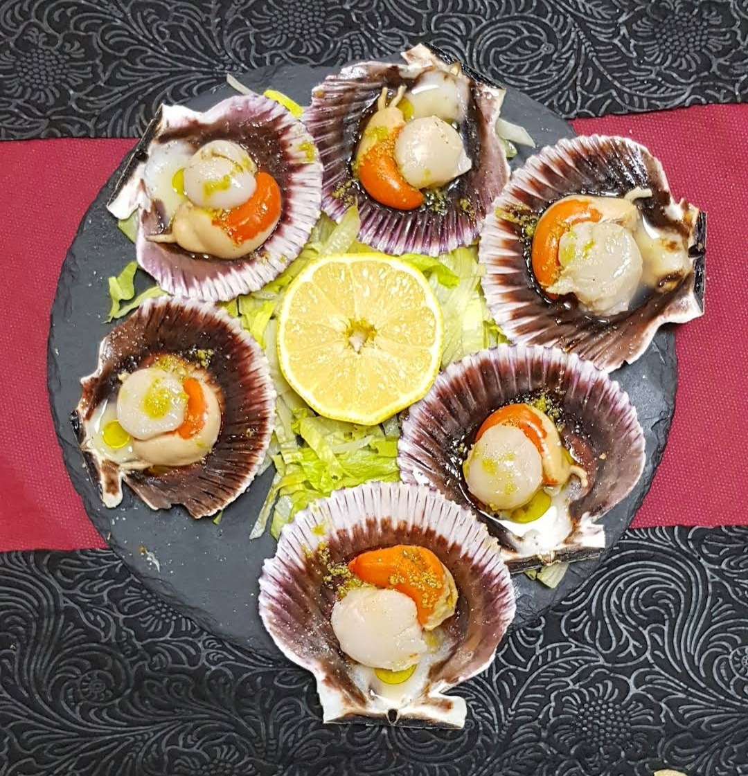 Zamburiñas al natural sobre pizarra