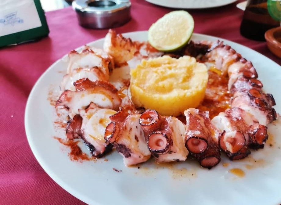 Pulpo a la gallega con cachelos y pimentón